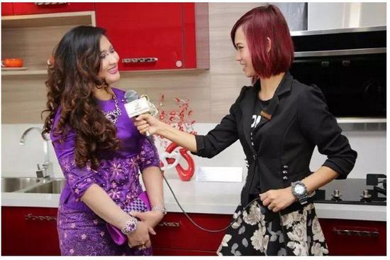 缅甸展厅当地新闻媒体现场进行采访。