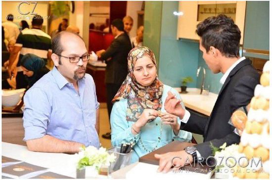 埃及展厅的开业活动从下午两点一直持续到了凌晨12点，在销售人员的引导下，络绎不绝的来宾有序的参观展厅，来宾对金牌厨柜的产品设计和质量十分赞赏，认为金牌厨柜的产品已经有能力和欧洲的高端厨柜品牌相媲美。